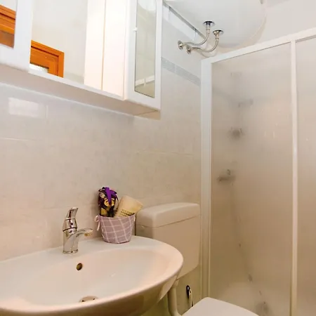 Independent With Large Fenced Garden *