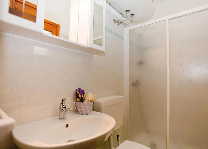 Independent With Large Fenced Garden *